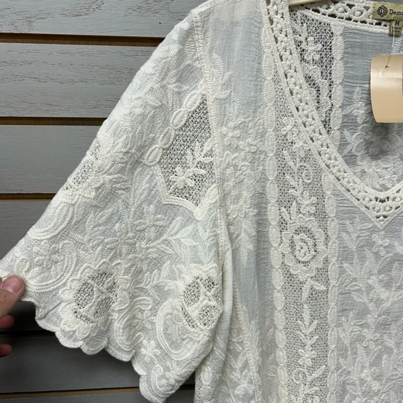 Democracy Cream Lace V-Neck Blouse - Picture 4 of 6